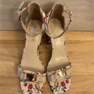 Guess Floral Print High Heels With A Slingback And a Platform Sole.